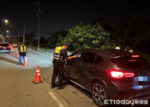 ▲警方「封鎖式路檢」查緝車輛。（圖／大園警分局提供）