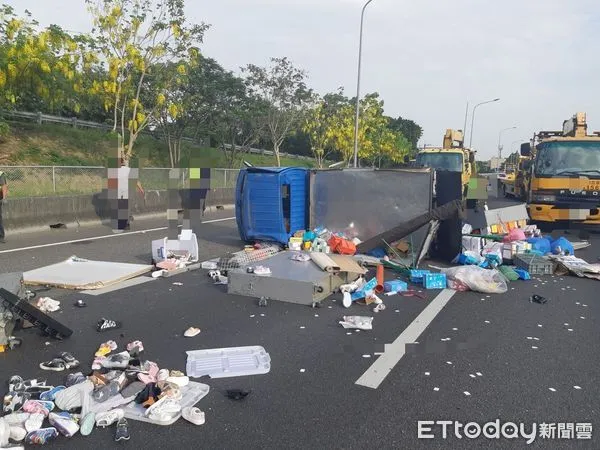 ▲▼       小貨車國道爆胎翻覆，女駕駛送醫      。（圖／記者林東良翻攝）