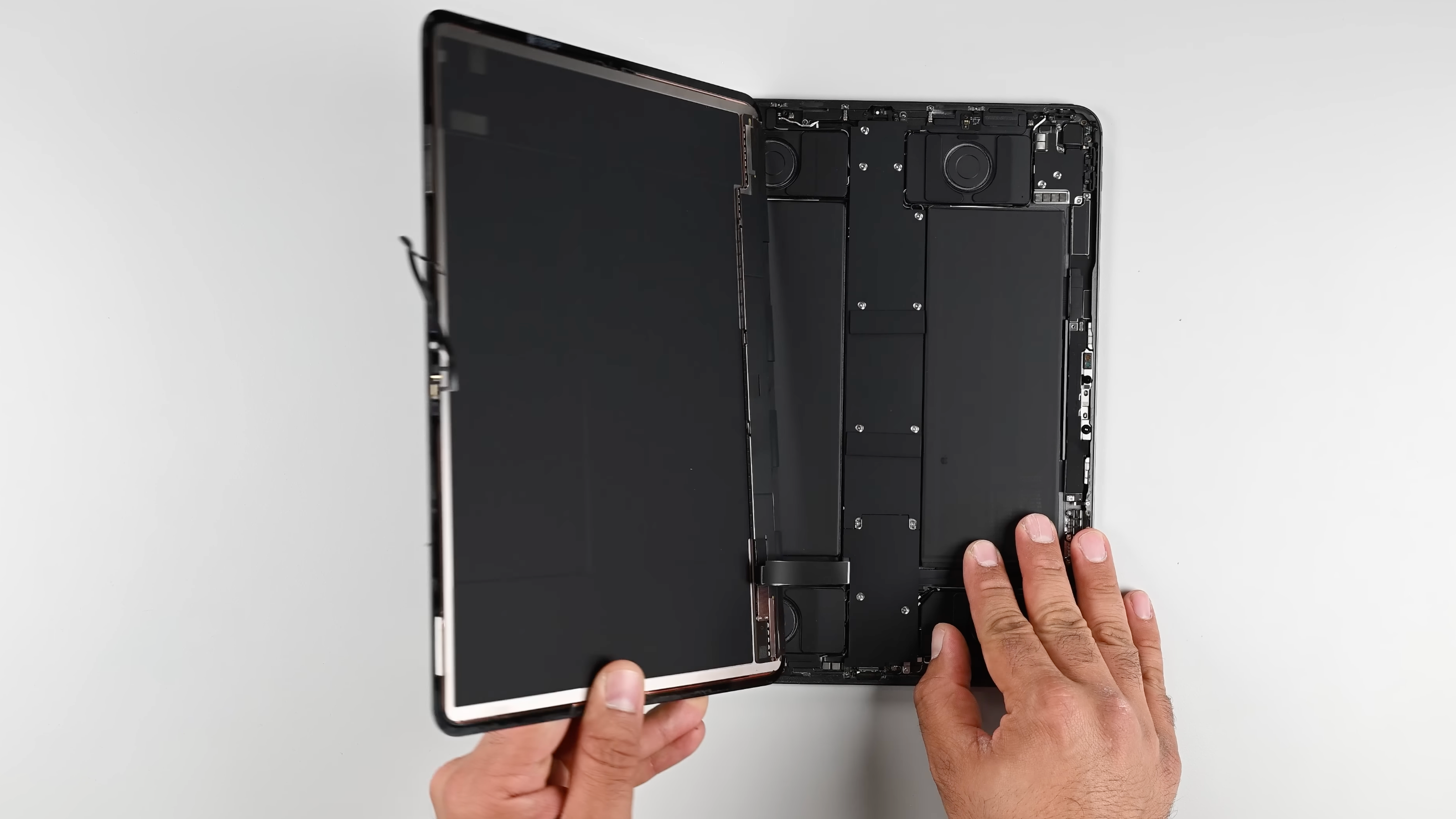 ▲新代iPad Pro機身拆解，內部結構設計曝光。（圖／翻攝自iFixit YouTube影片）
