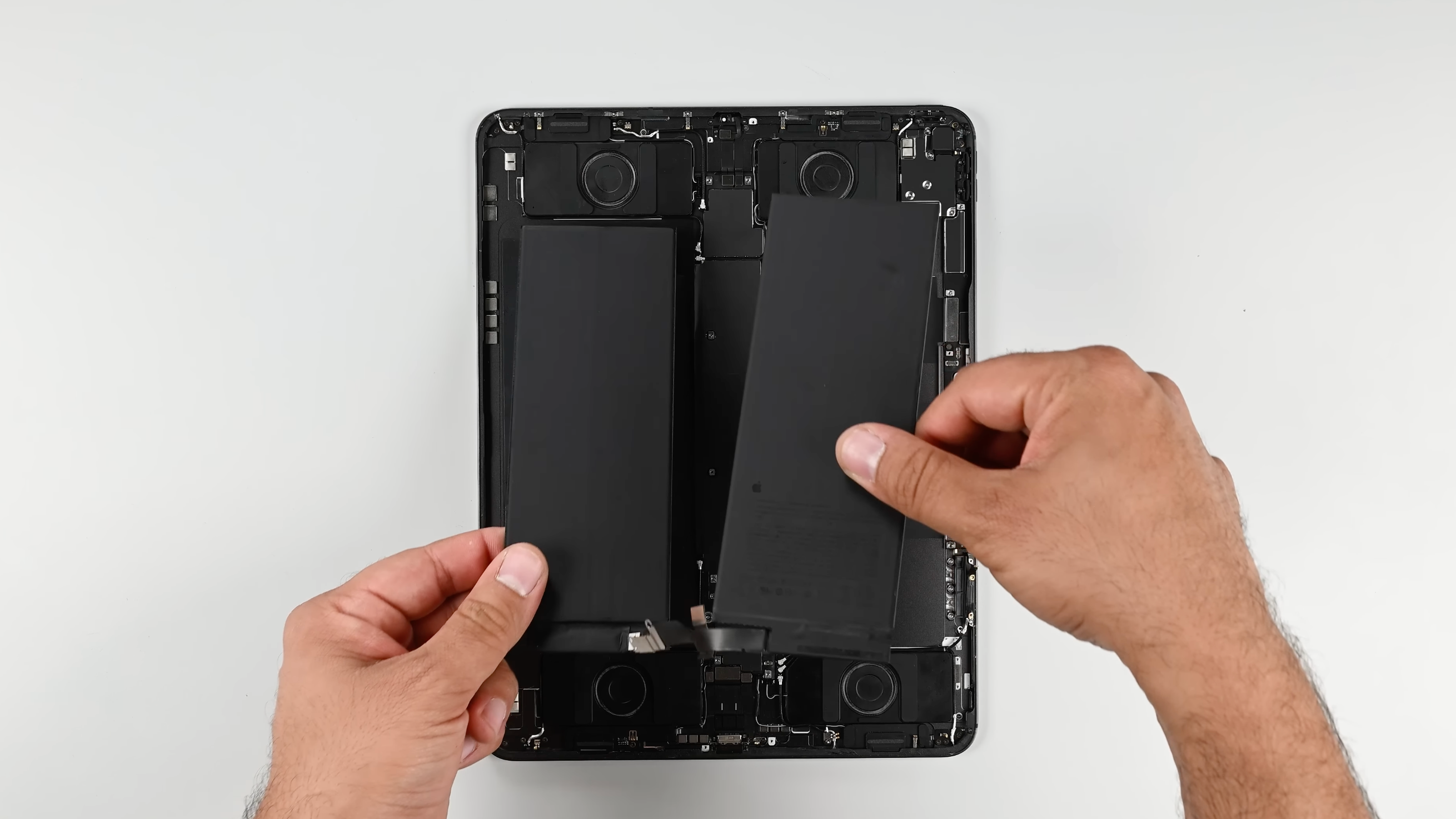 ▲新代iPad Pro機身拆解，內部結構設計曝光。（圖／翻攝自iFixit YouTube影片）