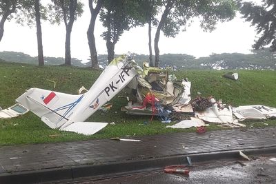 印尼教練機墜毀雅加達近郊！機上2人地面1人罹難　現場畫面曝