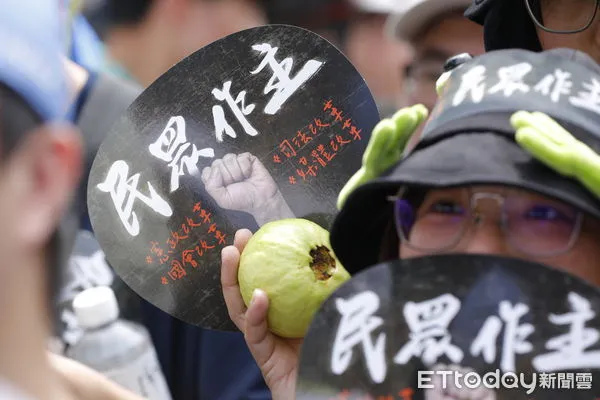 ▲▼民眾黨519草根決心行動在民進黨中央黨部前舉行，許多小草自發性地到達活動現場。（圖／記者湯興漢攝）