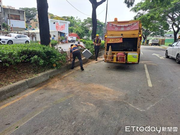 ▲▼ 高雄男「自撞路中分隔島」釀3車連環撞　3人受傷送醫。（圖／記者吳奕靖翻攝）