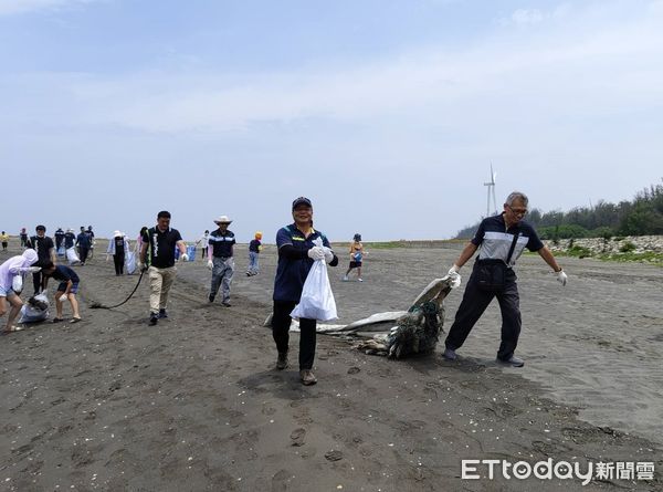 ▲「聯合淨灘守護地球海洋生態」活動，召集百人齊心協力於三條崙海水浴場親水公園淨灘，以鼓勵民眾從生活中實踐環境永續 。（圖／記者蔡佩旻翻攝）