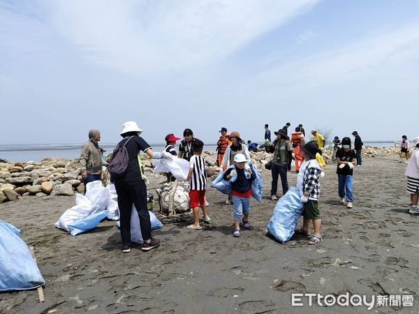 ▲「聯合淨灘守護地球海洋生態」活動，召集百人齊心協力於三條崙海水浴場親水公園淨灘，以鼓勵民眾從生活中實踐環境永續 。（圖／記者蔡佩旻翻攝）