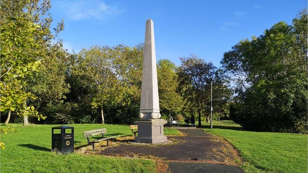 ▲▼倫敦貝茨公園最近蓋了一座紀念碑，但當地人卻對其外形激似「超巨陰莖」感到不滿。（圖／翻攝自Facebook）