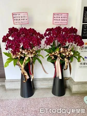 ▲侯友宜送上花籃盼「地方中央 協力齊心 中華民國 和樂富強」至總統府。（圖／讀者提供）