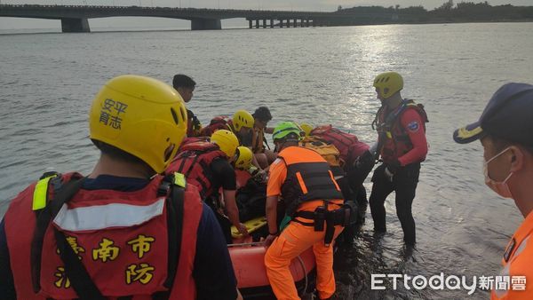 ▲台南市安平區四草大橋，19日下午傳出有人落水，消防人員偕同海巡人員下水救援，成功將落水者送醫救治。（圖／民眾提供）