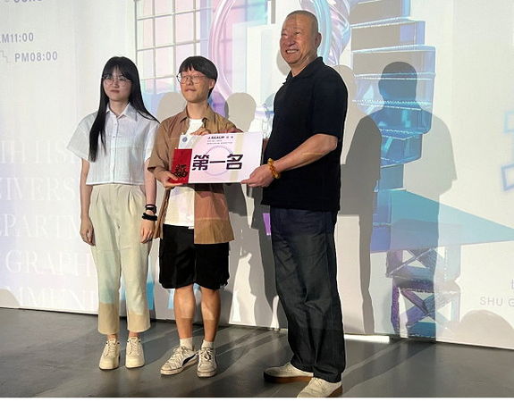 圖一：世新大學傑出校友、圖傳系友王蒼鴻（右一）頒獎給學弟世新大學妹。（圖 ／世新大學提供）