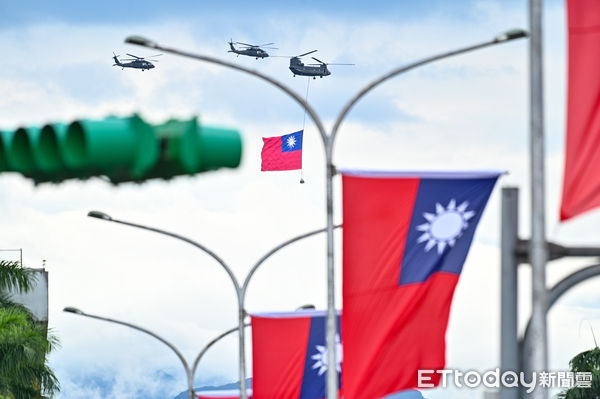 ▲▼總統就職大典，CH-47SD直升機吊掛巨幅國旗通過府前廣場。（圖／記者李毓康攝）