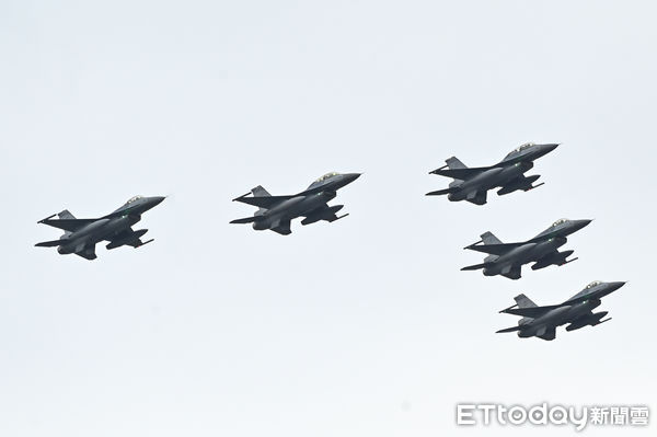 ▲▼總統就職大典預演，國軍快速機隊空中分列式，空軍F-16V戰機。（圖／記者李毓康攝）