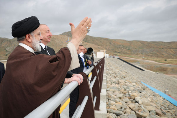 ▲▼伊朗總統易萊希（左一）和亞塞拜然總統阿利耶夫（Ilham Aliyev）參觀兩國邊境的吉茲卡拉西大壩。（圖／路透）