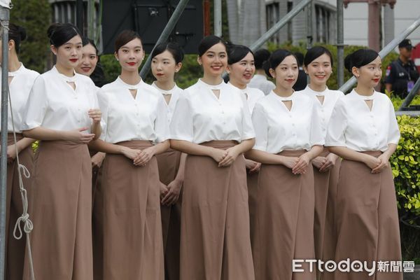 多圖／520就職禮賓人員「不穿裙」打破傳統　外媒也報導台灣