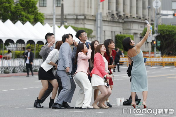 ▲▼媒體記者參加「520總統副總統就職典禮」在一旁興奮拍照。（圖／記者湯興漢攝）