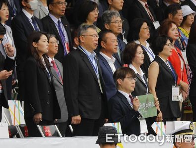 快訊／總統就職典禮唱國歌　一觀禮嘉賓未起身還秀「台灣獨立旗幟」
