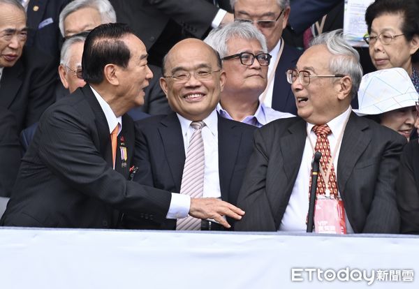 ▲▼ 520總統就職典禮,宋楚瑜與蘇貞昌、張俊雄熱切交談。（圖／記者李毓康攝）