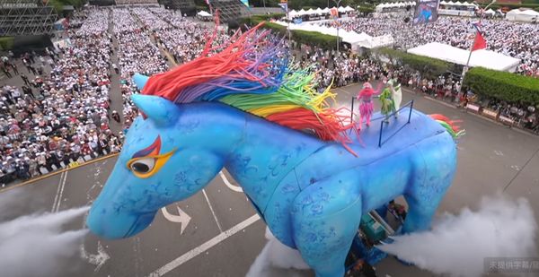 ▲▼ 「520總統副總統就職典禮」紙風車雨馬入場。（圖／翻攝總統府直播）