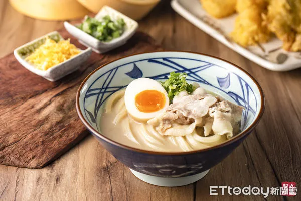 ▲丸亀製麺「豚骨烏龍麵（中）買1送1。丸亀製麺「豐盛豬肉辣拌烏龍麵」。（圖／丸亀製麺提供）