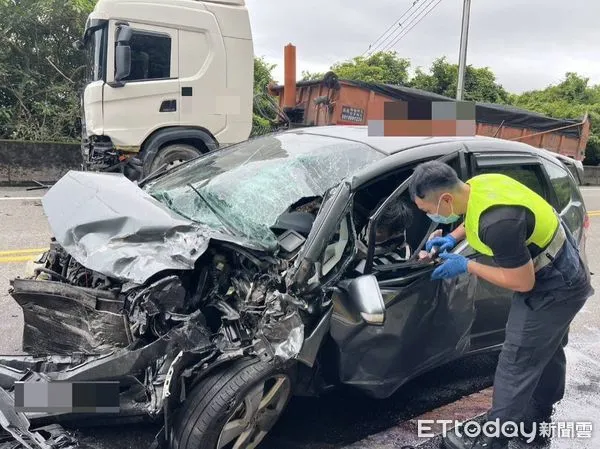 ▲新北市貢寮區聯結車、自小客車車禍。（圖／記者郭世賢翻攝，下同）