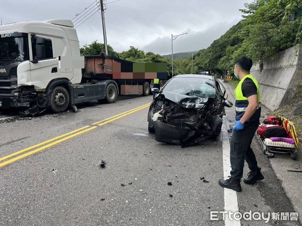 ▲新北市貢寮區聯結車、自小客車車禍。（圖／記者郭世賢翻攝，下同）