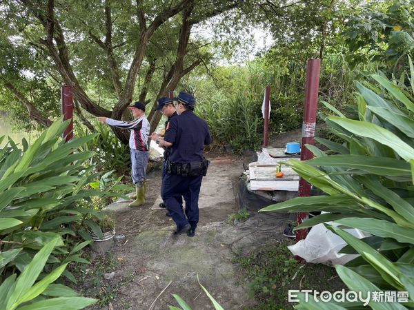 ▲▼新店溪畔一名男性浮屍雙腳遭旅行箱帶綑綁。（圖／記者陸運陞翻攝）