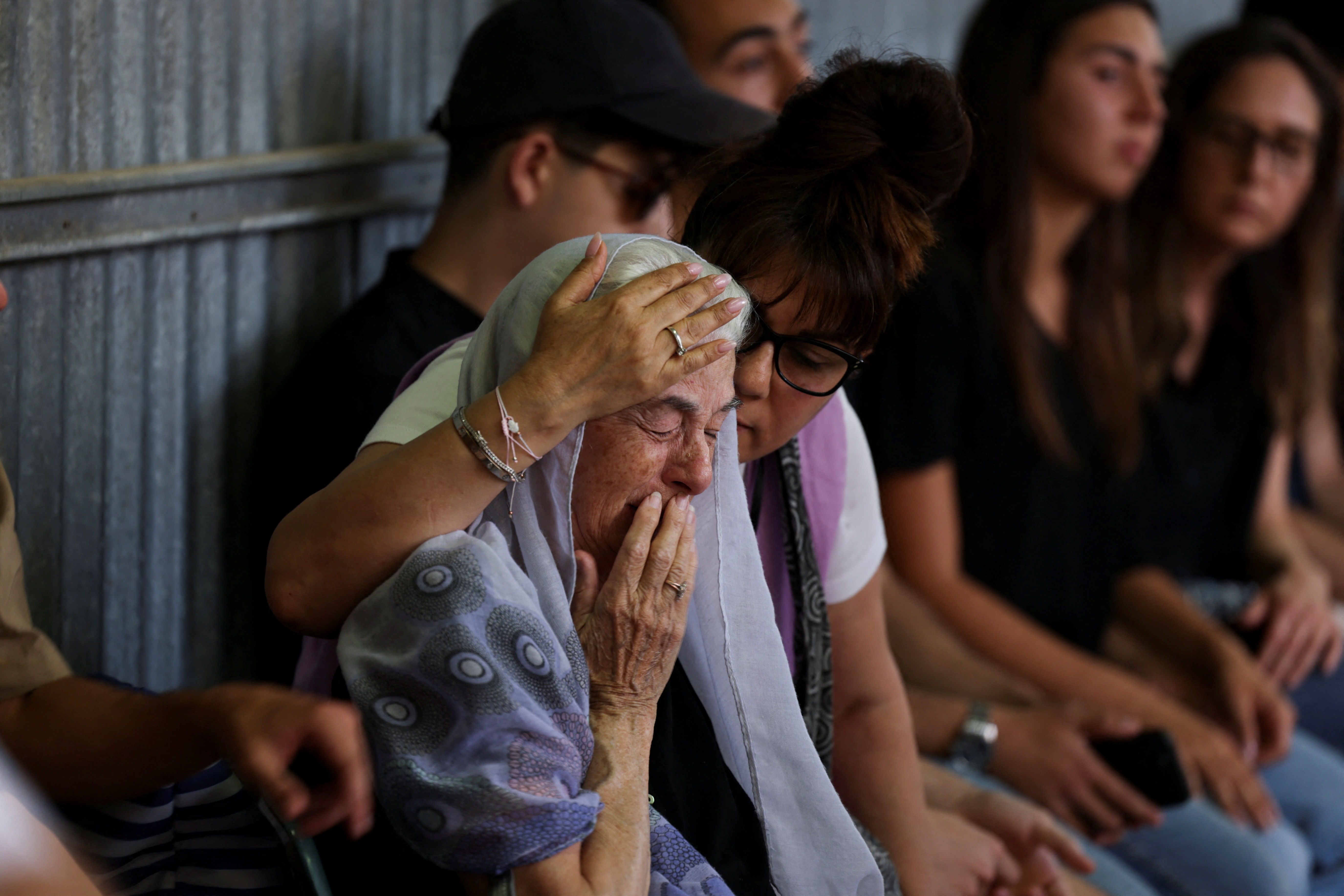 ▲▼德籍以色列裔女刺青師夏妮（Shani Louk）葬禮，數百人哀悼送行。（圖／路透）