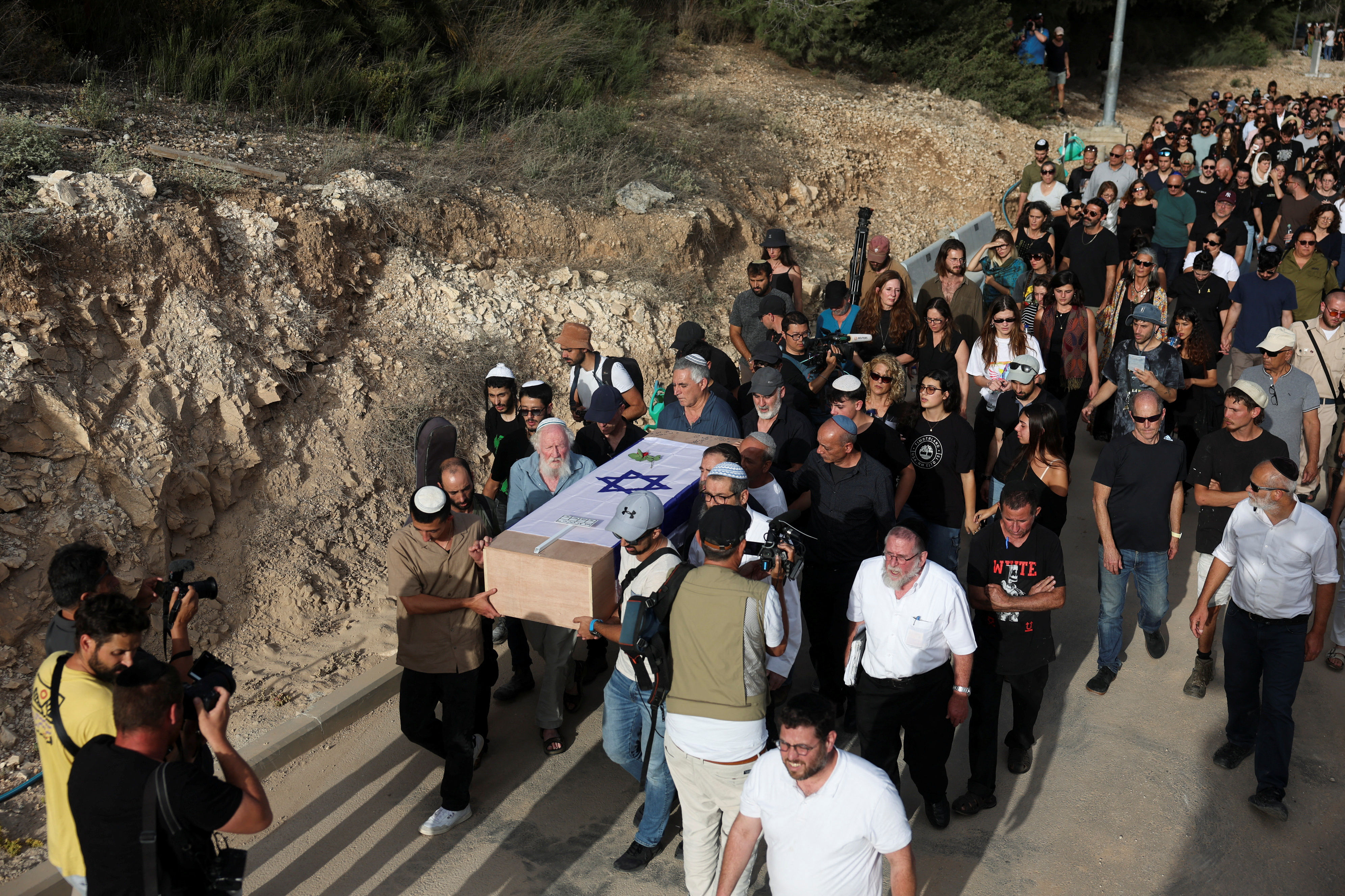 ▲▼德籍以色列裔女刺青師夏妮（Shani Louk）葬禮，數百人哀悼送行。（圖／路透）