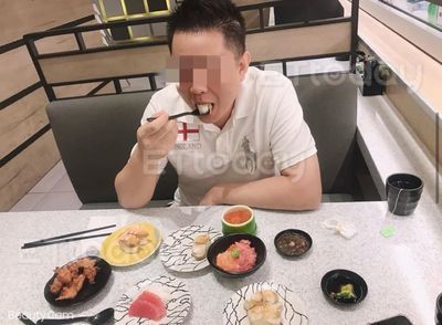 ▲▼宋志宏拔出插在腰間的槍恐嚇弟弟,對弟弟揮拳毆打,警方到場詢問宋志宏(紅圈),弟弟(箭頭)在旁描述事發經過,警方事後在宋志宏保時捷車內找到2把辣椒槍 。(圖/記者陳以昇翻攝)