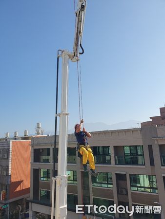 ▲潮州消防分隊雲梯車繩索垂掛救災訓練            。（圖／潮州消防分隊提供）