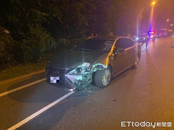 ▲▼19日晚頭城鎮濱海路四段發生機車與凌志轎車相撞事故，機車彈進路旁水溝零件散滿地，邱姓男騎士不幸身亡。（圖／記者游芳男翻攝，下同）