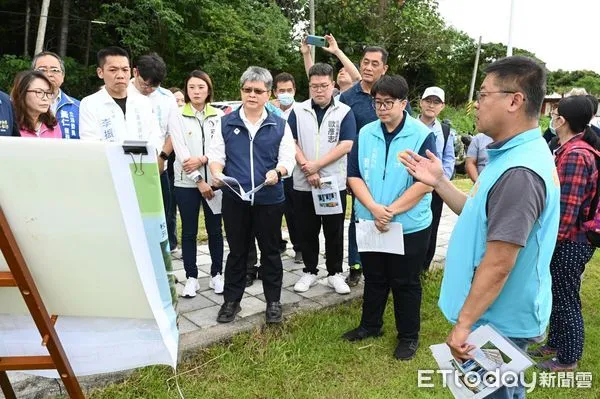 ▲▼教育部體育署審查委員及相關單位到場會勘，市長魏嘉彥全程陪同。（圖／花蓮市公所提供，下同）