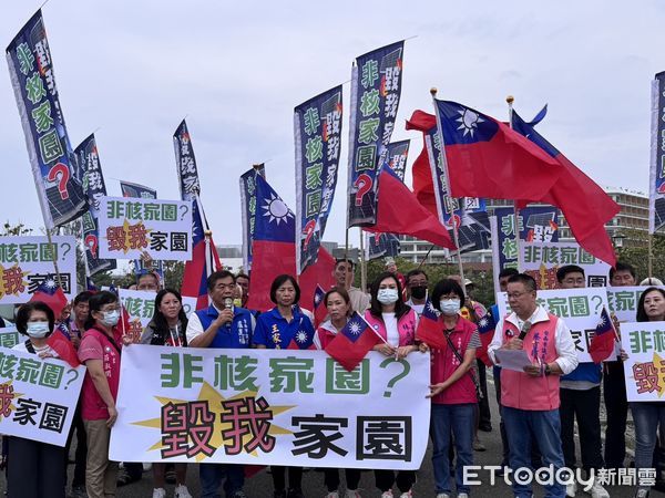 ▲台南市議會國民黨團及鄉親，20日下午在總統國宴前怒轟民進黨，讓全台灣陷入可怕的停電黑暗恐怖期。（圖／記者林東良翻攝）