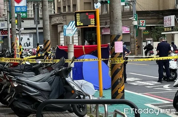 ▲▼女子墜落在美語補習班旁、公車站牌前，警方用帳篷罩住遺體             。（圖／記者陳以昇翻攝）