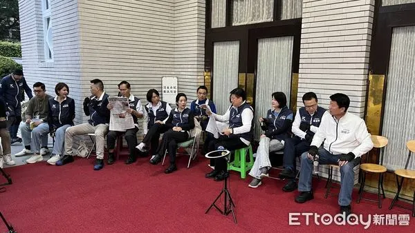 ▲▼國民黨立委拂曉出擊，上午5點已在議場前集合完畢。（圖／記者陳煥丞攝）