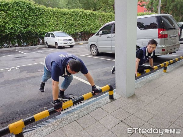 ▲國民黨立委牛煦庭、游顥做體操暖身。（圖／記者呂晏慈攝）