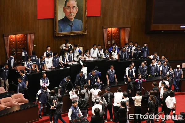 ▲國民黨一早七點佔領主席台。（圖／記者林敬旻攝）