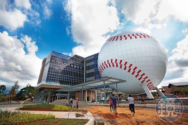 棒球名人堂是長達32公尺的球形建築，一旁緊連著名人堂花園飯店。