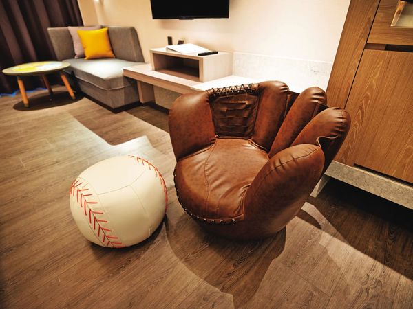 名人堂飯店房內裝潢設計充滿棒球元素，連家具也不例外。（翻攝名人堂花園大飯店臉書）