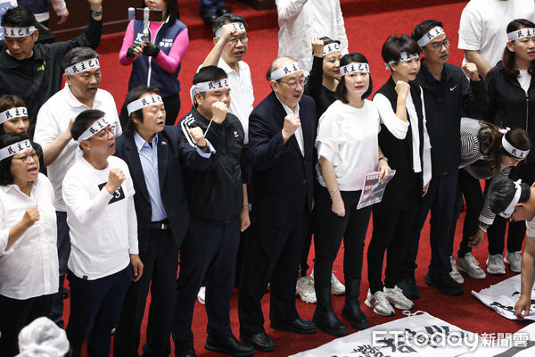 ▲民進黨立委高舉白布條進入議場，喊「反黑箱、反擴權、民主已死」等口號。（圖／記者林敬旻攝）