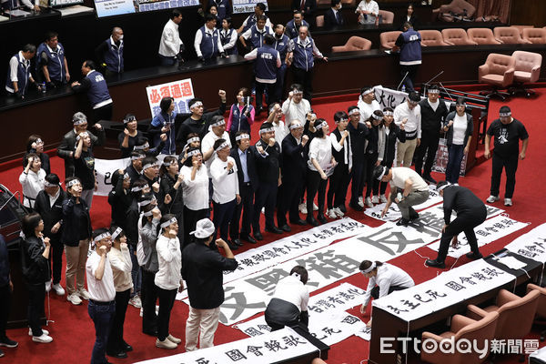 ▲民進黨立委高舉白布條進入議場，喊「反黑箱、反擴權、民主已死」等口號。（圖／記者林敬旻攝）