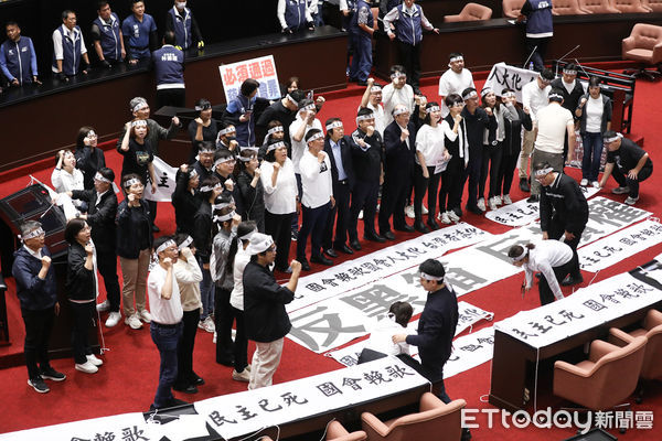 ▲民進黨立委高舉白布條進入議場，喊「反黑箱、反擴權、民主已死」等口號。（圖／記者林敬旻攝）