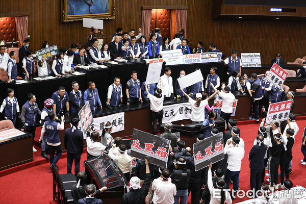 ▲立法院長韓國瑜在民進黨抗議聲下進入議場。（圖／記者林敬旻攝）