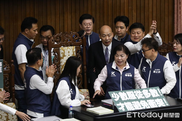 ▲立法院長韓國瑜在民進黨抗議聲下進入議場。（圖／記者林敬旻攝）