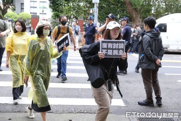 ▲▼立法院外場外陳抗民眾。（圖／記者黃克翔攝）