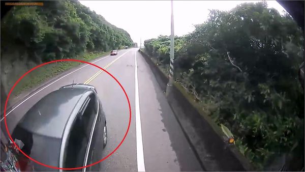 ▲▼       小客車逆向撞聯結車！她「雙腿骨折」卡駕駛座送醫搶救      。（圖／翻攝記者爆料網）