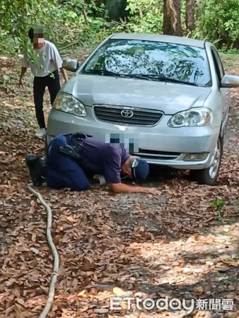 ▲霧台分駐所所長蘇文進、警員陳志雄以巡邏車協助沈男車輛脫困             。（圖／記者陳崑福翻攝）