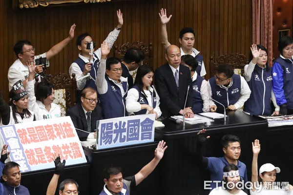 ▲立法院審國民黨團舉手表決。（圖／記者林敬旻攝）