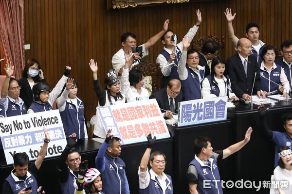 ▲立法院審國民黨團舉手表決。（圖／記者林敬旻攝）