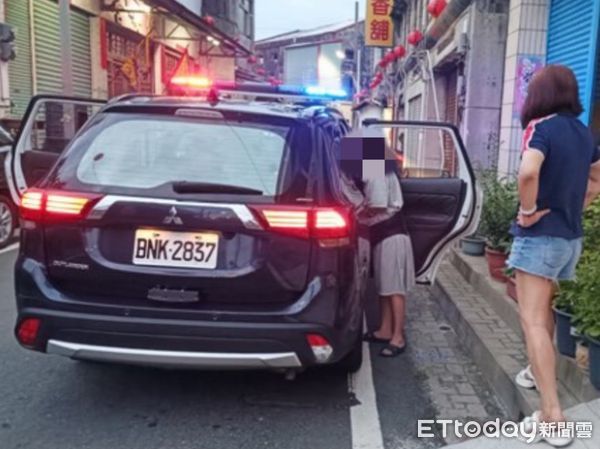 ▲枋寮警分局獅子分駐所員警助謝男平安返家             。（圖／記者陳崑福翻攝）