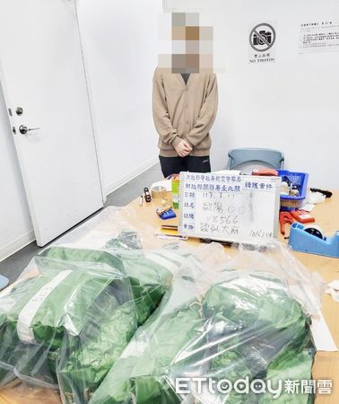 ▲航警局會同海關人員查獲香港籍歐陽姓男子，其託運大提琴夾藏10.162公斤大麻闖關被查獲。（圖／記者沈繼昌翻攝）